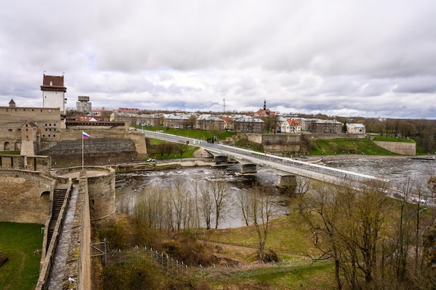 Stare mury twierdzy Twierdza Iwangorod Stare mury twierdzy Zabytki historyczne Widok z murów twierdzy na Narwę i most łączący Rosję i Estonię granicę państwową