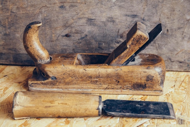 Zdjęcie stare narzędzia budowlane na drewnianym stole warsztatowym płaskie leżał tło. stół stolarski. stolarka