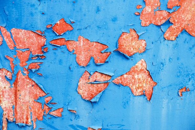 Stare niebieskie obieranie farby z czerwonego betonu ściany tekstury tła
