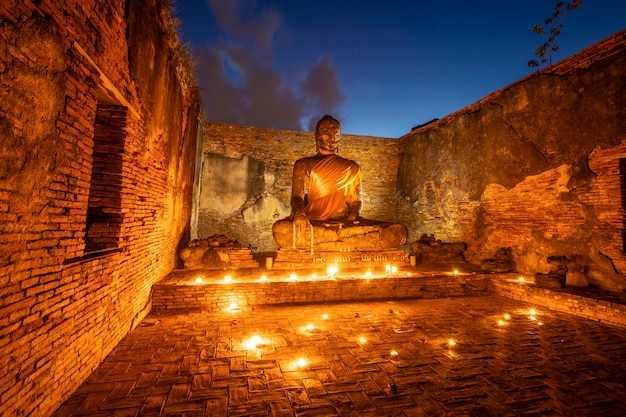 Stare obrazy Buddy w starych świątyniach, park historyczny w prowincji Phra Nakhon Si Ayutthaya, Tajlandia