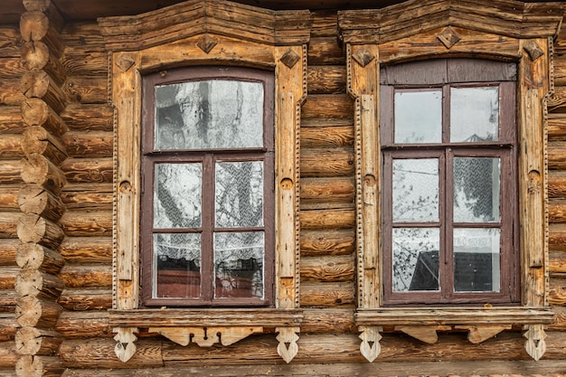 Stare okna w drewnianej chacie z bali