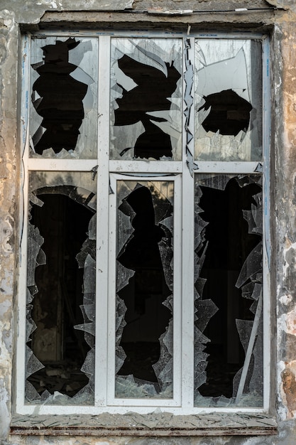 Stare okna z tłuczonym szkłem