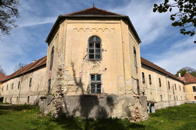 Zdjęcie stare opuszczone ruiny zamku w lesie