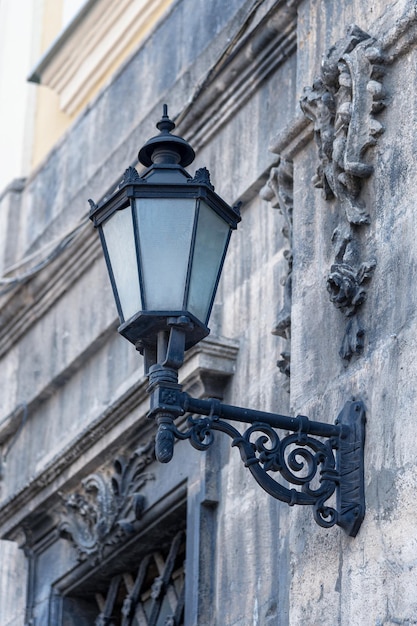 Stare Oświetlenie Uliczne Latarni Na Elewacji Budynku Zmierzch Na Ulicy Miasta Oświetlenie Budynku Oświetlenie Retro Latarni Ciepły Jasny Blask Oświetlenie Uliczne I Latarnia Vintage