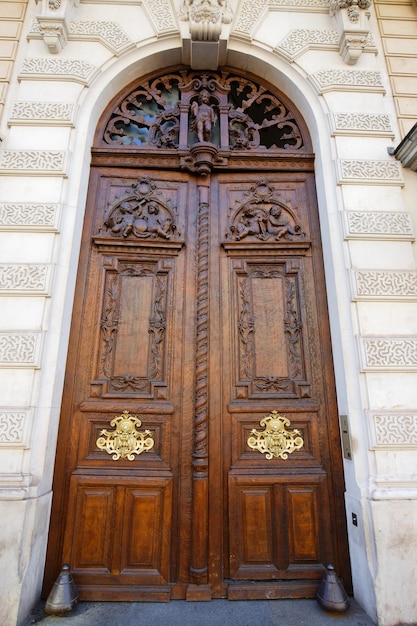 Stare ozdobne drzwi w Paryżu, typowy stary budynek mieszkalny we Francji
