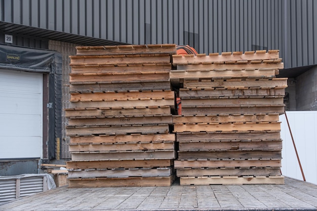 Stare palety drewniane z recyklingu do wysyłki produktów