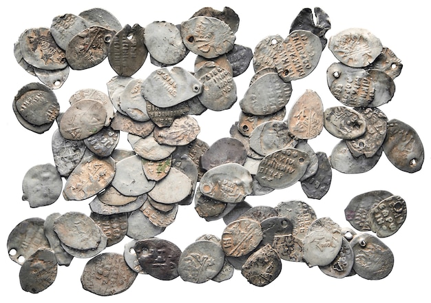 Zdjęcie stare pieniądze rosji z xvii wieku. srebrne monety na białym tle na białym tle.