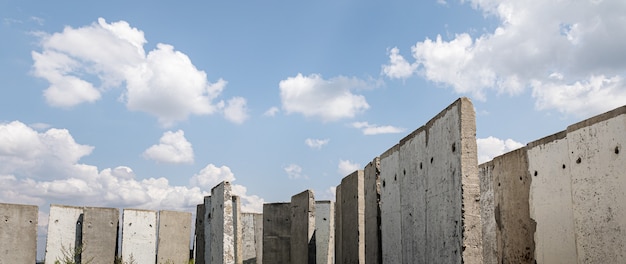 Stare płyty betonowe stojące w polu. Stary niedokończony budynek