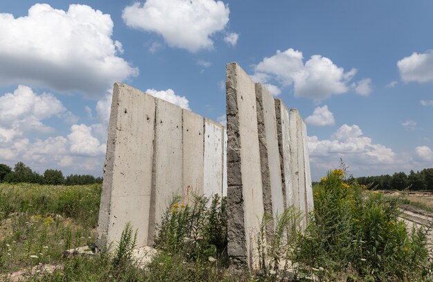 Zdjęcie stare płyty betonowe stojące w polu. stary niedokończony budynek