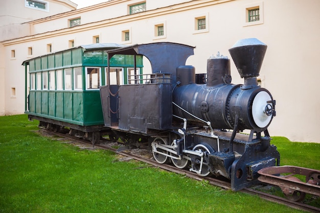 Zdjęcie stare pociągi w pobliżu muzeum morskiego ushuaia (museo maritimo de ushuaia). ushuaia jest stolicą ziemi ognistej w argentynie.