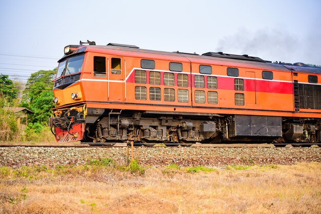 Stare pociągi w stylu tajskim, które wciąż mogą zabierać pasażerów na torach
