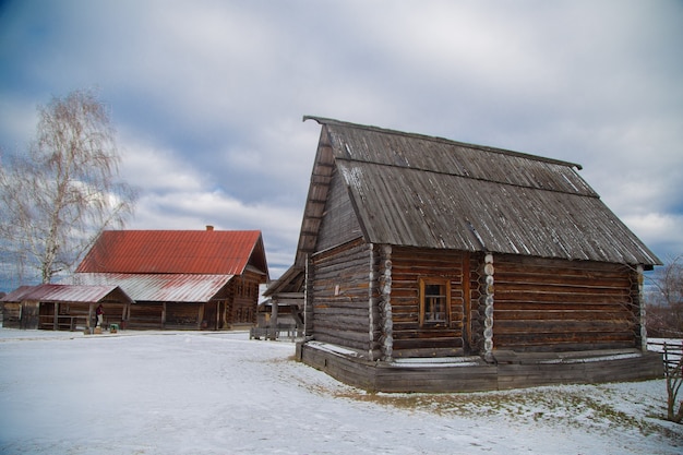 Stare rosyjskie dwupiętrowe domy drewniane w Muzeum architektury drewnianej Suzdal Russia