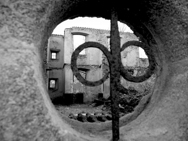 Stare ruiny budynku widoczne przez okno w Oradour-sur-glane