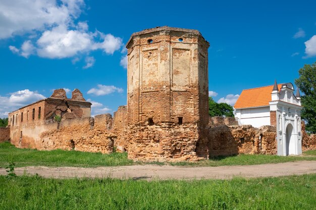 Stare ruiny klasztoru kartuzów 16481666 lat w mieście Beryoza o zachodzie słońca obwód brzeski Białoruś