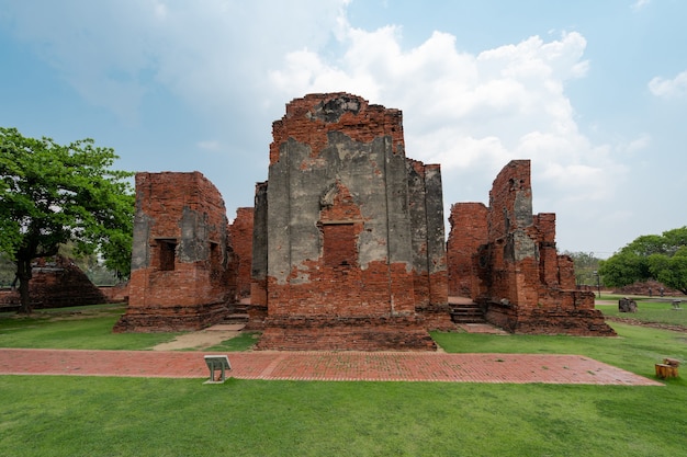 Stare Ruiny W Polu Zielona Trawa I Błękitne Niebo, Starożytna świątynia Wat Phra Si Sanphet Cel Podróży W Ayutthaya, Tajlandia