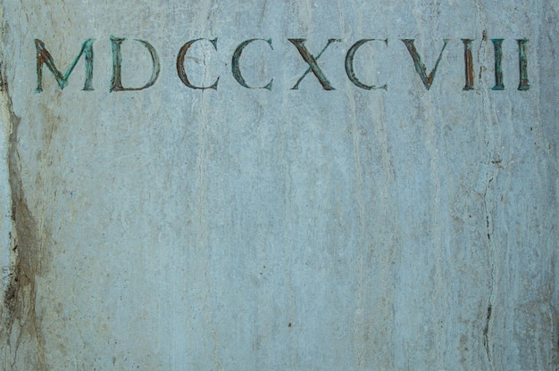Stare rzymskie cyfry wygrawerowane na kamieniu tekstury