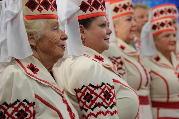 Zdjęcie stare słowianki śpiewają piosenki białoruskie kobiety w narodowych kapeluszach