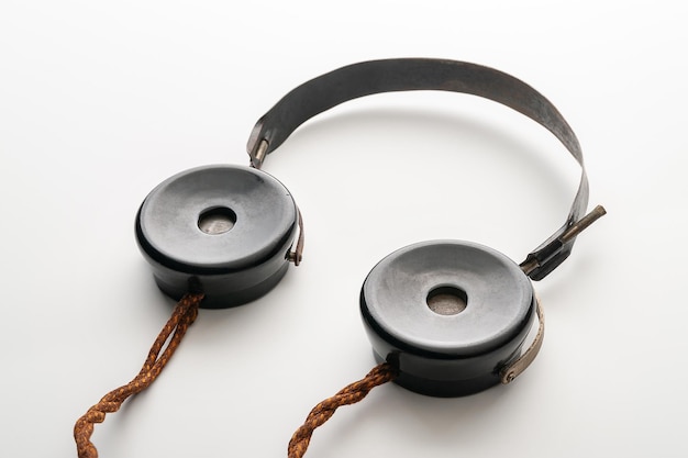 Zdjęcie stare słuchawki z drutem z tkaniny widok z góry słuchawki intazhnye na białym tle