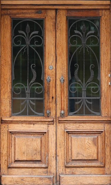 Stare starożytne drewniane drzwi tekstury w europejskim stylu średniowiecznym