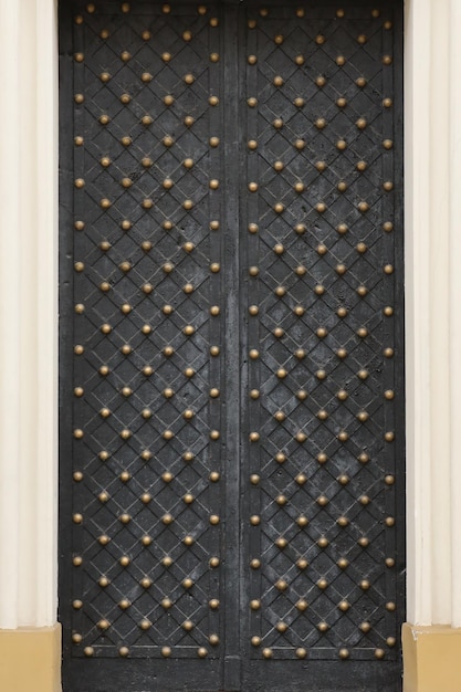 Stare starożytne metalowe drzwi tekstury w europejskim średniowiecznym stylu