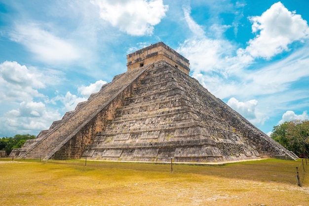 Stare starożytne ruiny świątyni Kukulkan, piramida w Chichen Itza przed zachmurzonym niebem. Historyczne ruiny architektury Majów