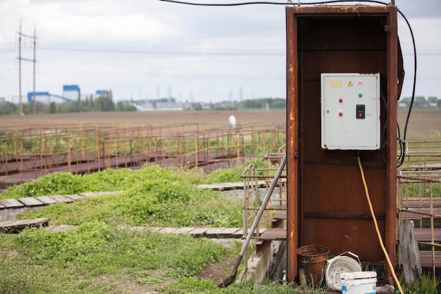 Stare Stoisko Z Panelem Elektrycznym