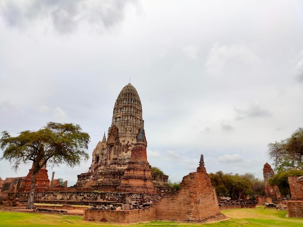Zdjęcie stare świątynie w ayutthaya w tajlandii stare mury ceglane