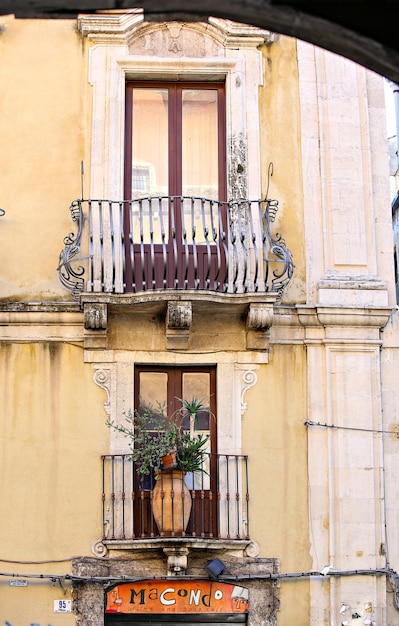 Stare tradycyjne detale architektoniczne w Katanii, ulica centrum miasta Katania, Sycylia, Włochy