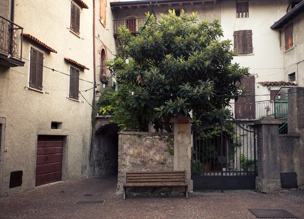 Stare uliczki starożytnego małego włoskiego miasteczka