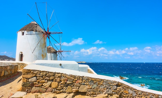 Stare wiatraki nad brzegiem morza na wyspie Mykonos, Grecja