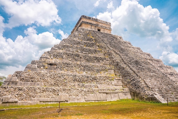 Stare zabytkowe ruiny świątyni Kukulkan, piramida w Chichen Itza przed zachmurzonym niebem. Historyczne ruiny architektury Majów