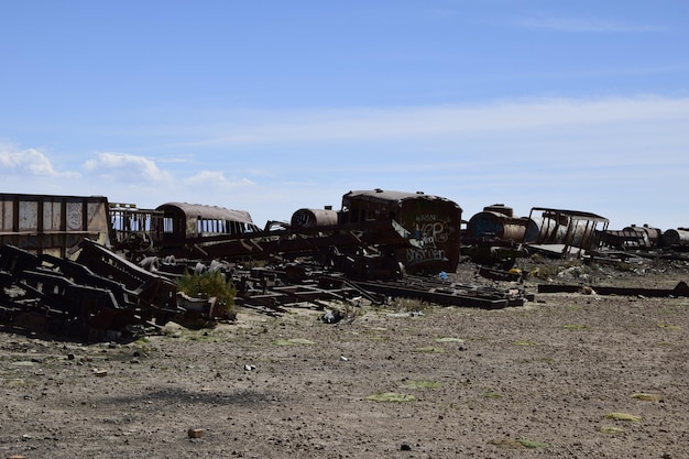 Stare zardzewiałe pociągi na cmentarzu zabytkowych pociągów w pobliżu solnisk w Uyuni Boliwia