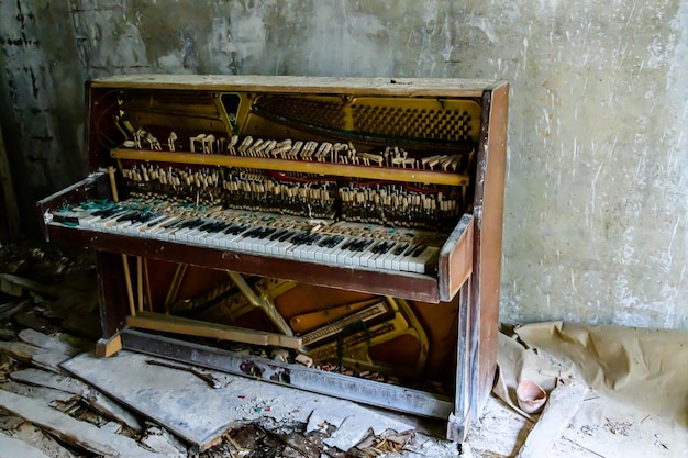 Zdjęcie stare zepsute pianino w opuszczonym mieszkaniu w strefie wykluczenia prypeci w czarnobylu