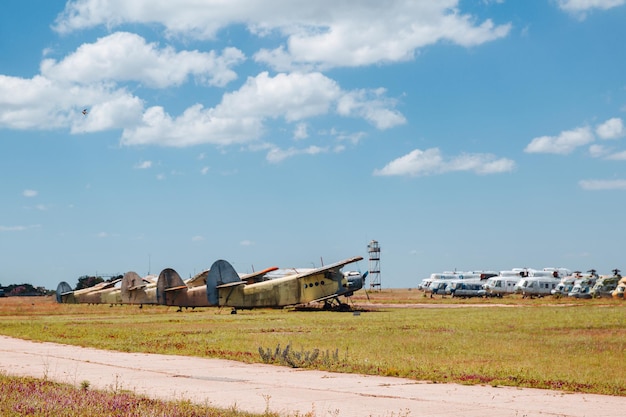 Stare Zniszczone Porzucone Samoloty I Helikoptery W Terenie