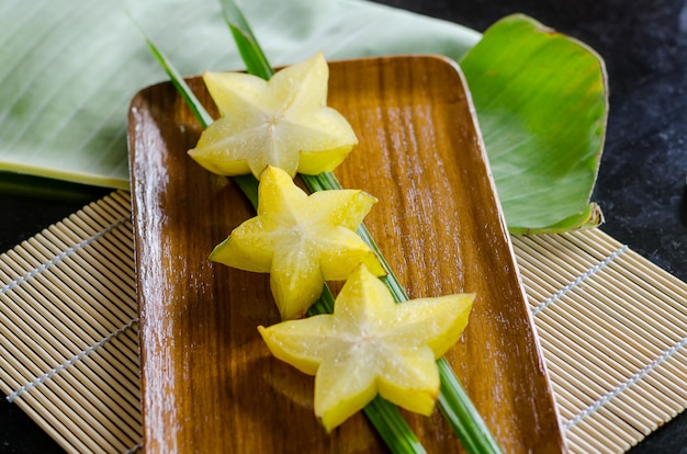 Starfruit, Carambola na drewnianym talerzu