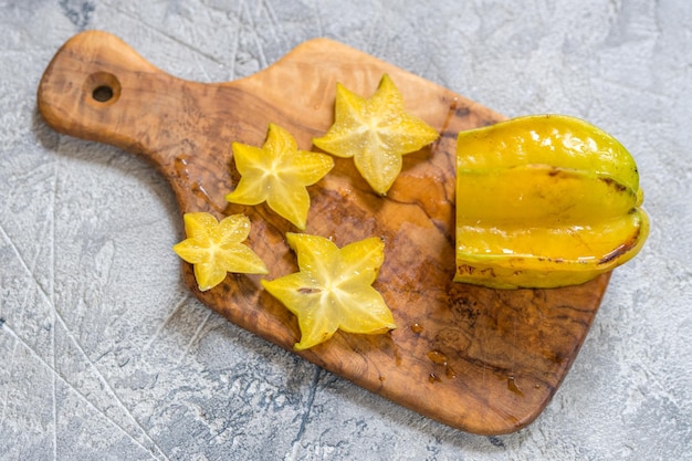 Starfruit Carambola z owoców gwiaździstych na tle drewnianej deski