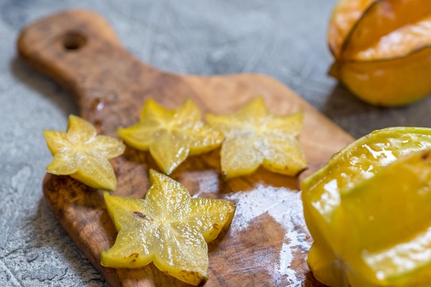 Starfruit Carambola z owoców gwiaździstych na tle drewnianej deski