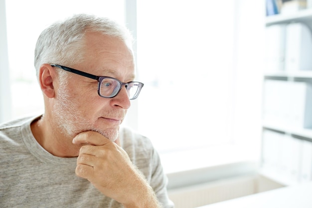 starość, problem i koncepcja ludzi - zbliżenie starszego mężczyzny w okularach myślących