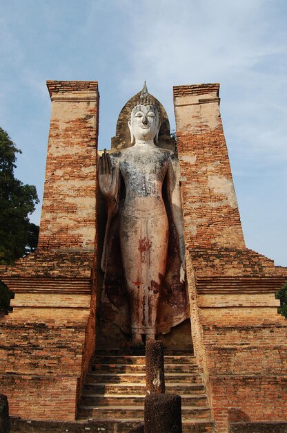 Starożytna architektura antyczna i antyczne ruiny budynek dla Tajów podróżujący podróżujący z szacunkiem modlący się w parku historycznym Si Satchanalai i na liście światowego dziedzictwa UNESCO w Sukhothai Tajlandia