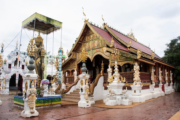 Starożytna Architektura Kościół Ubosot I Zabytkowy Budynek Dla Podróżnych Tajskich Turystów Wizyta I Szacunek Modląc Się Błogosławieństwo Kult święty W Wat Ming Mueang Lub świątynia Ming Muang W Chiang Rai Tajlandia