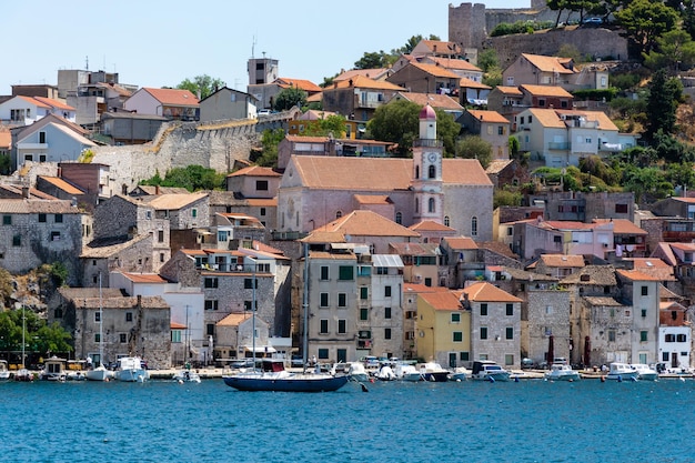 Starożytna architektura miasta Sibenik w Chorwacji pejzaż