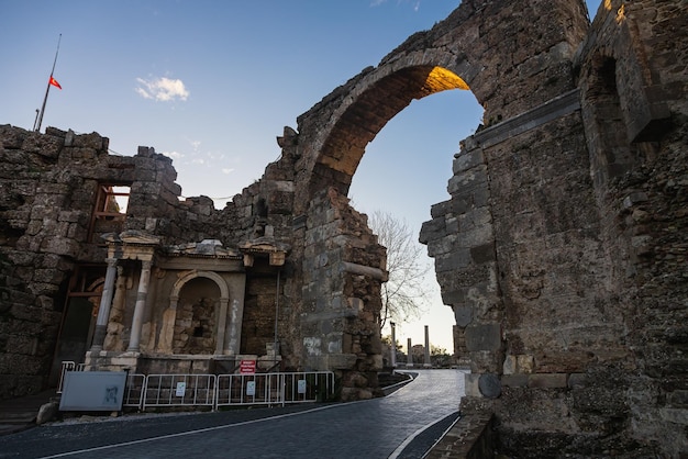 Starożytna brama łukowata Monumentalna architektura z okresu Cesarstwa Rzymskiego