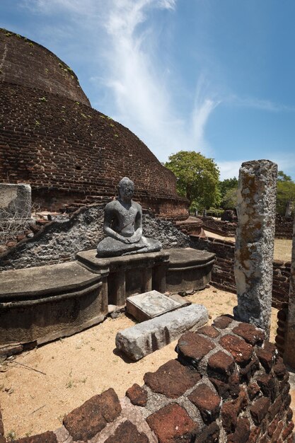 Starożytna buddyjska stupa dagoba Pabula Vihara Sri Lanka