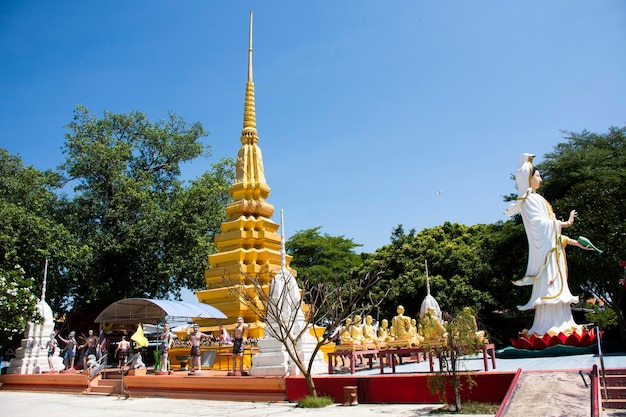 Starożytna chedi starożytna stupa dla thajskiego ludu podróżnicy odwiedzają i szanują modląc się błogosławieństwo życzenie kult tajemnicy w Wat See Roy lub świątyni Si Roi w mieście Wiset Chai Chan w Ang Thong w Tajlandii