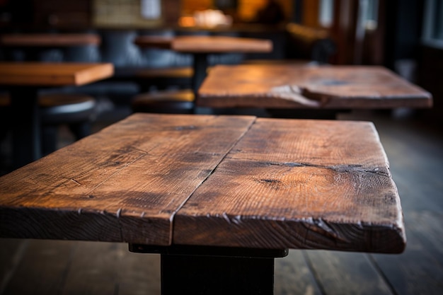 Starożytna drewniana platforma stołowa w kawiarni, wszechstronna przestrzeń do kompozycji wyświetlających produkty