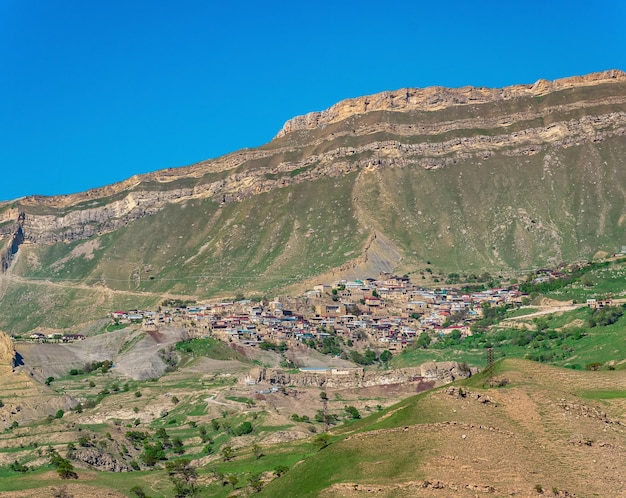 Starożytna górska wioska Chokh na skraju kanionu w Dagestanie