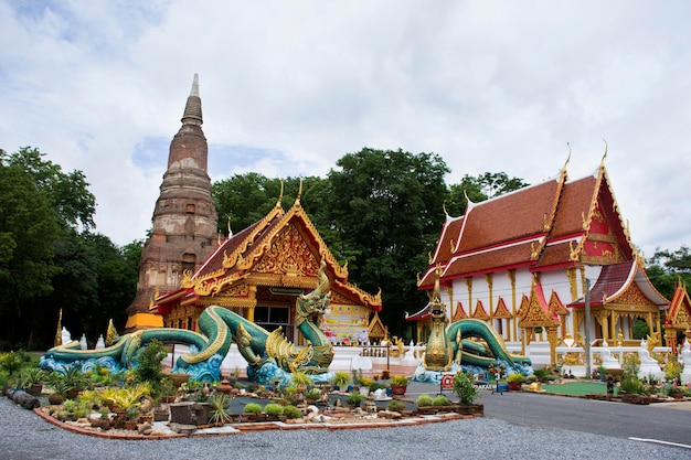 Starożytna naga lub antyczna statua naka świątyni Wat Phra Kaew dla tajskich podróżnych, podróżująca wizyta i szacunek, modląca się i błogosławiąca kult świętej tajemnicy w Chainat 27 maja 2020 r. w Chai Nat Tajlandia