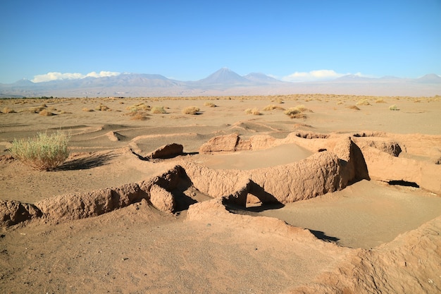 Starożytna osada Tulor z wulkanem Licancabur w tle