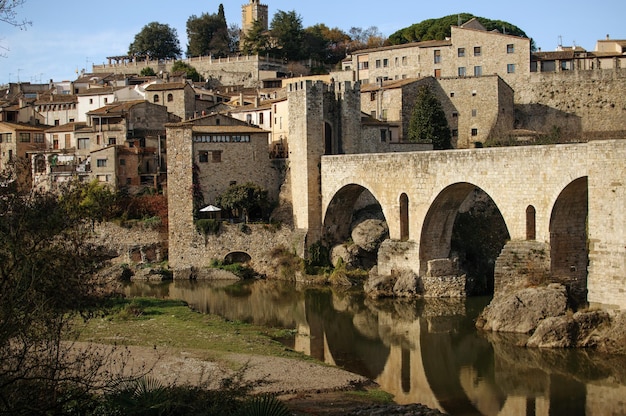 Starożytna średniowieczna twierdza, most, Besalu