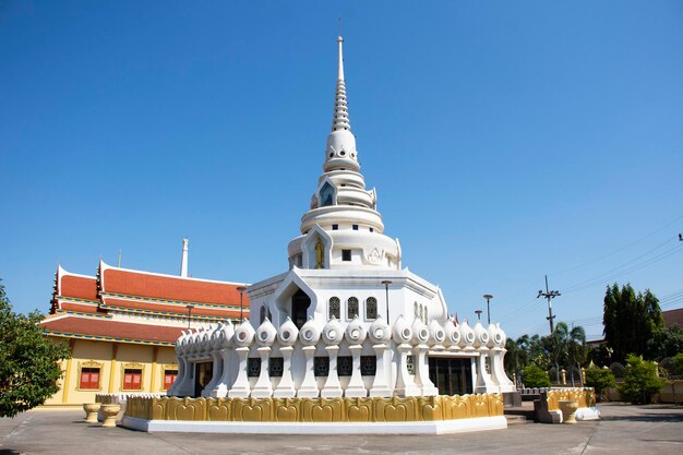 Starożytna stara stupa chedi i antyczna sala święceń ubosot dla podróżujących z Tajlandii podróżujących z szacunkiem, modląc się, błogosławiąc, życząc tajemniczego kultu w pagodzie Wat Toom lub świątyni Tum w Ayutthaya w Tajlandii